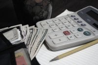 Kalkulator, pieniądze, ołówek i dokumenty